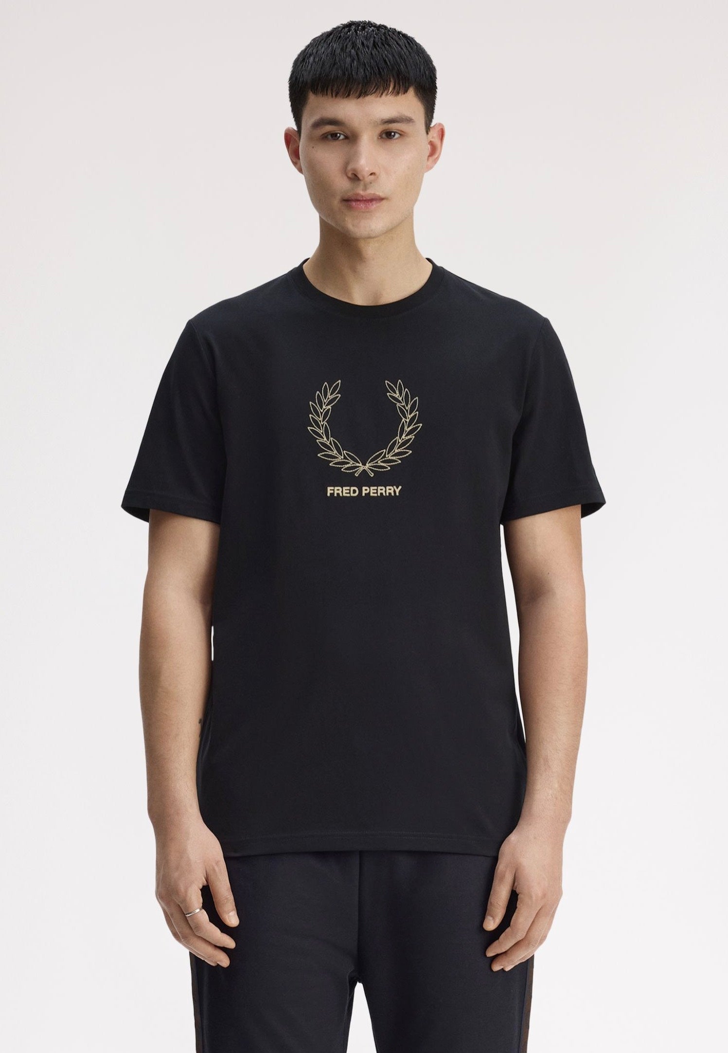 Fred Perry - Outline Laurel Wreath Black - T-Shirt | Men-Image