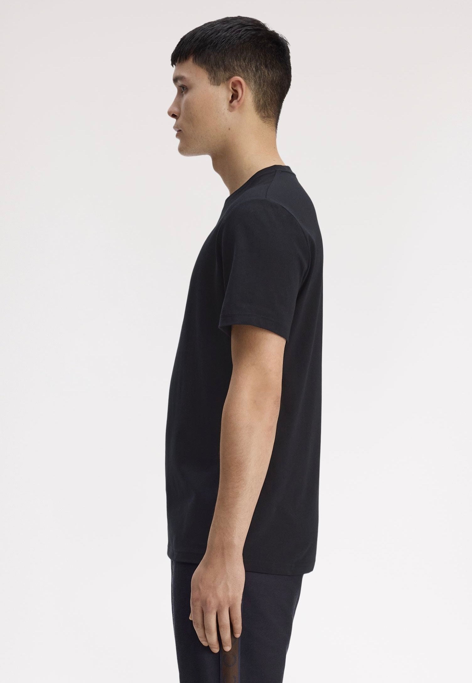 Fred Perry - Outline Laurel Wreath Black - T-Shirt | Men-Image