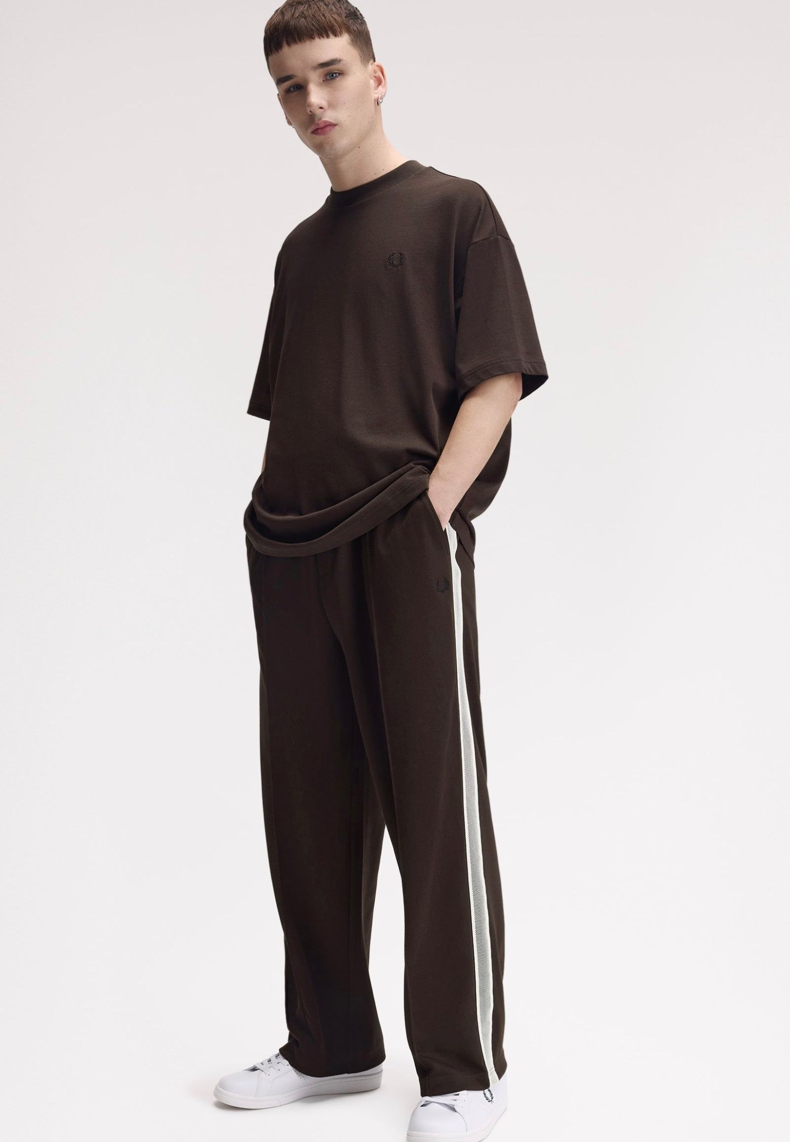 Fred Perry - Oversized Rich Brown - T-Shirt | Men-Image