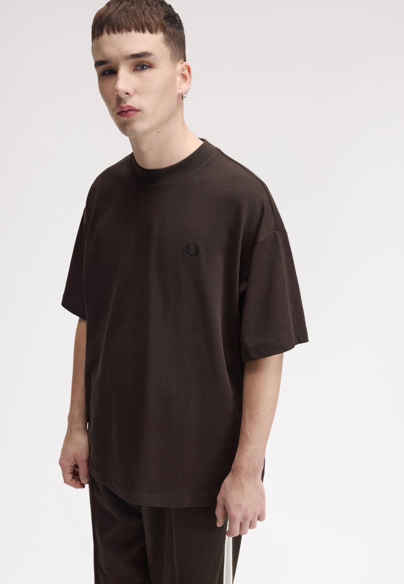 Fred Perry - Oversized Rich Brown - T-Shirt | Men-Image
