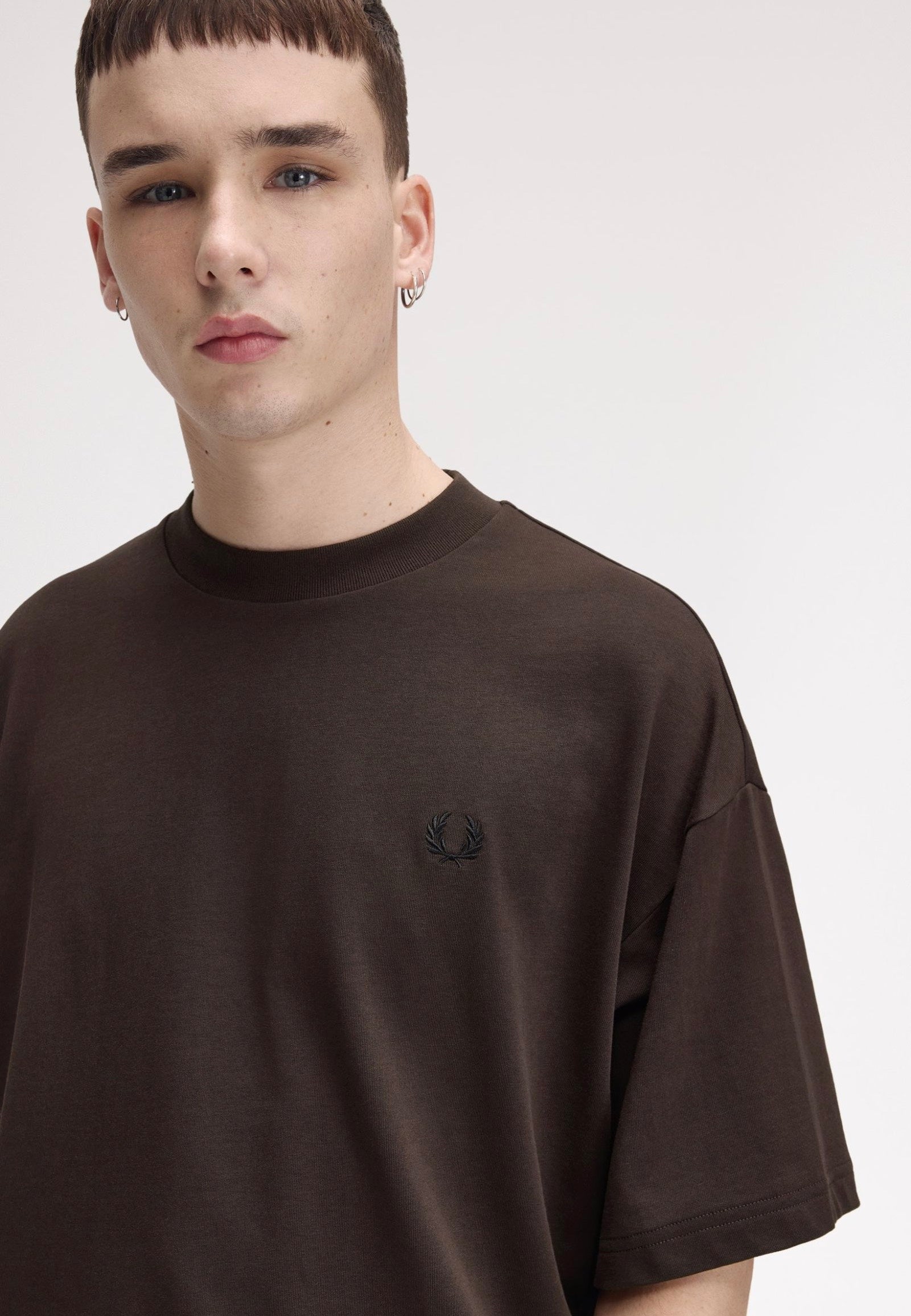 Fred Perry - Oversized Rich Brown - T-Shirt | Men-Image