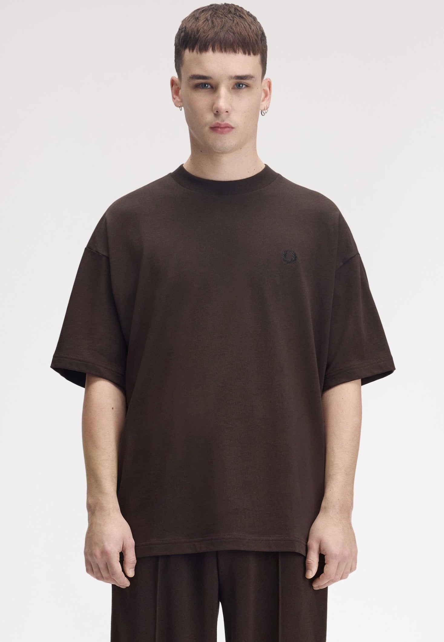Fred Perry - Oversized Rich Brown - T-Shirt | Men-Image