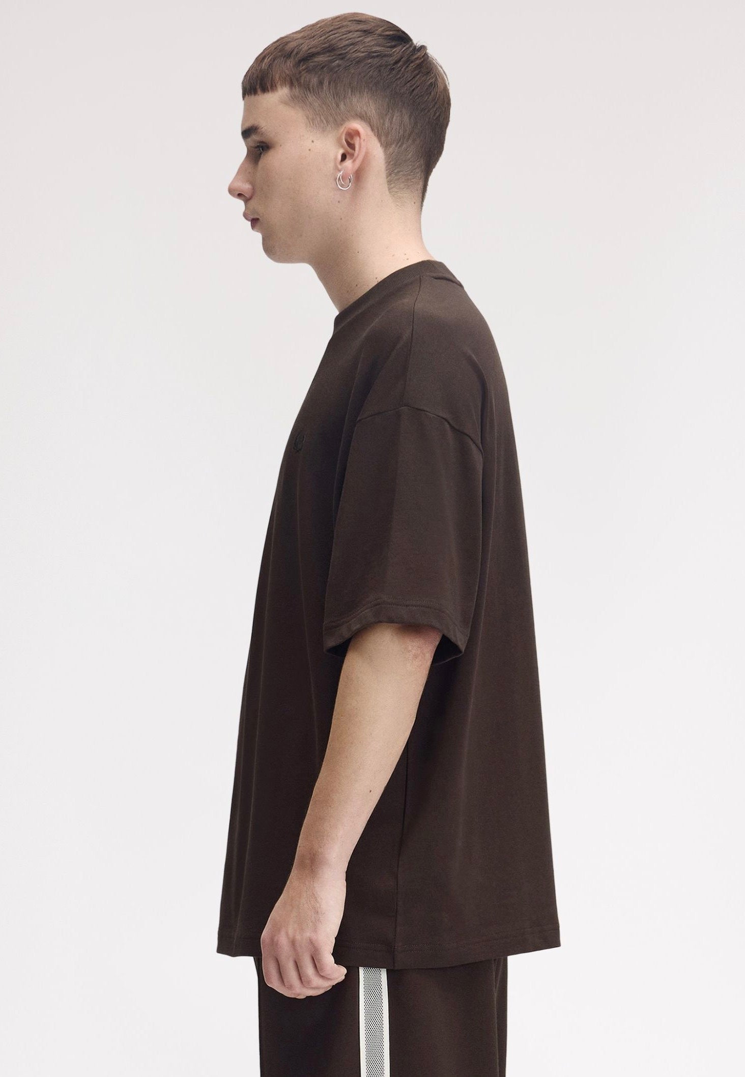 Fred Perry - Oversized Rich Brown - T-Shirt | Men-Image