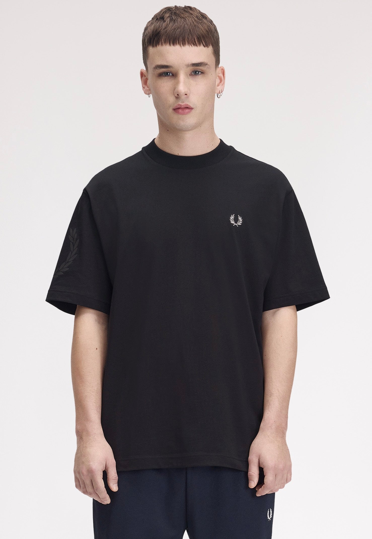 Fred Perry - Reflective Laurel Wreath Black - T-Shirt | Men-Image
