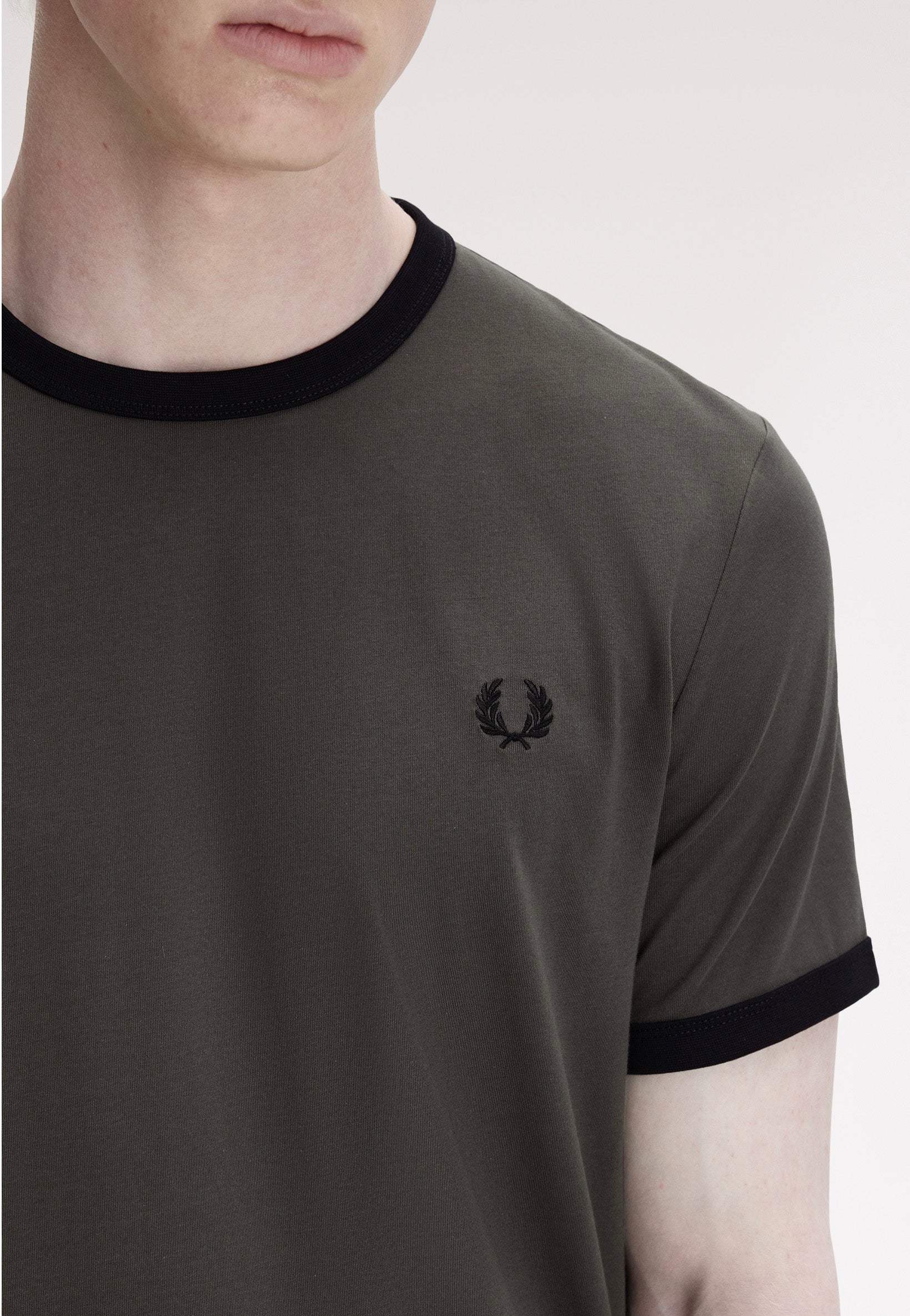 Fred Perry - Ringer Field Green/Black - T-Shirt | Men-Image