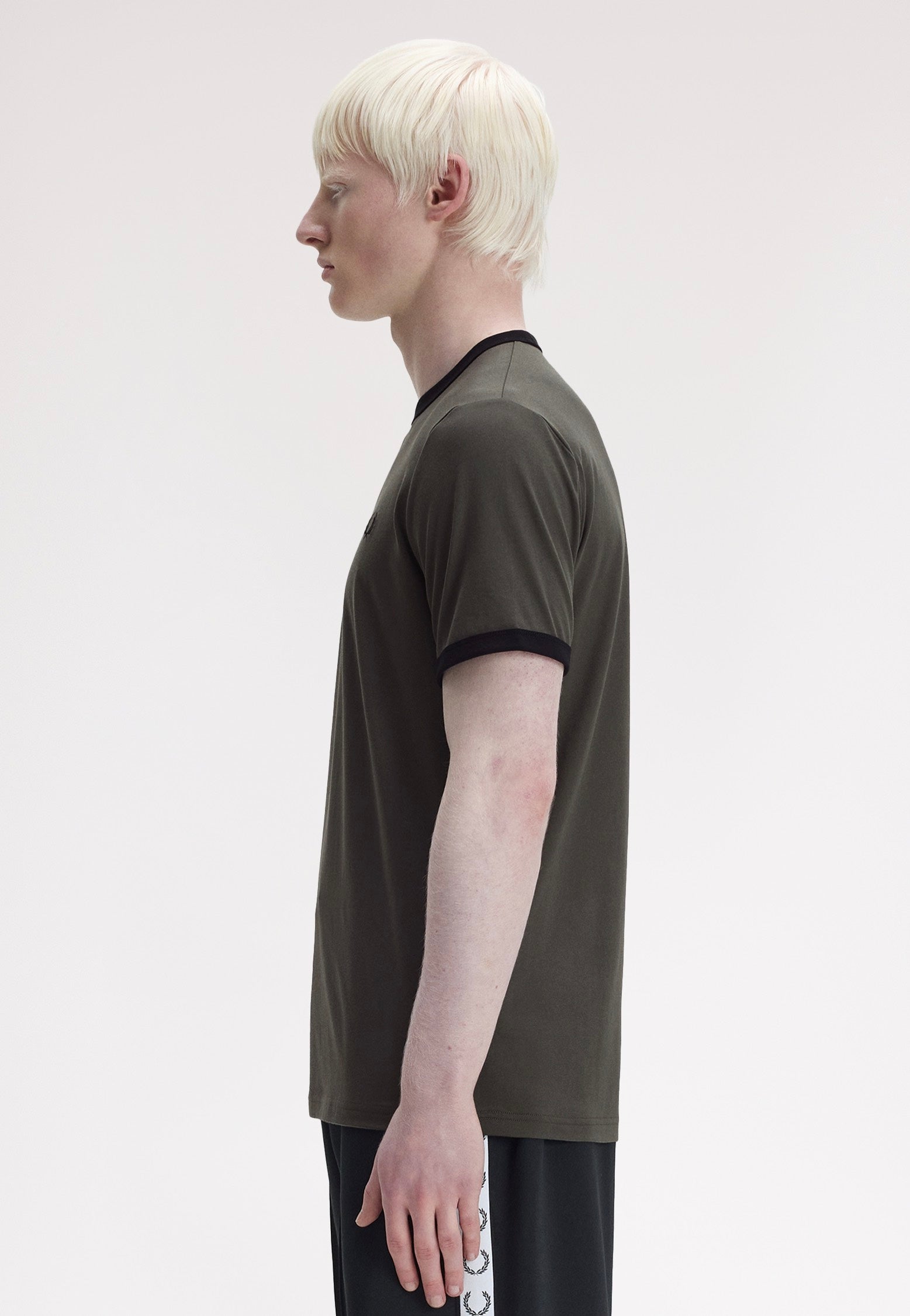 Fred Perry - Ringer Field Green/Black - T-Shirt | Men-Image