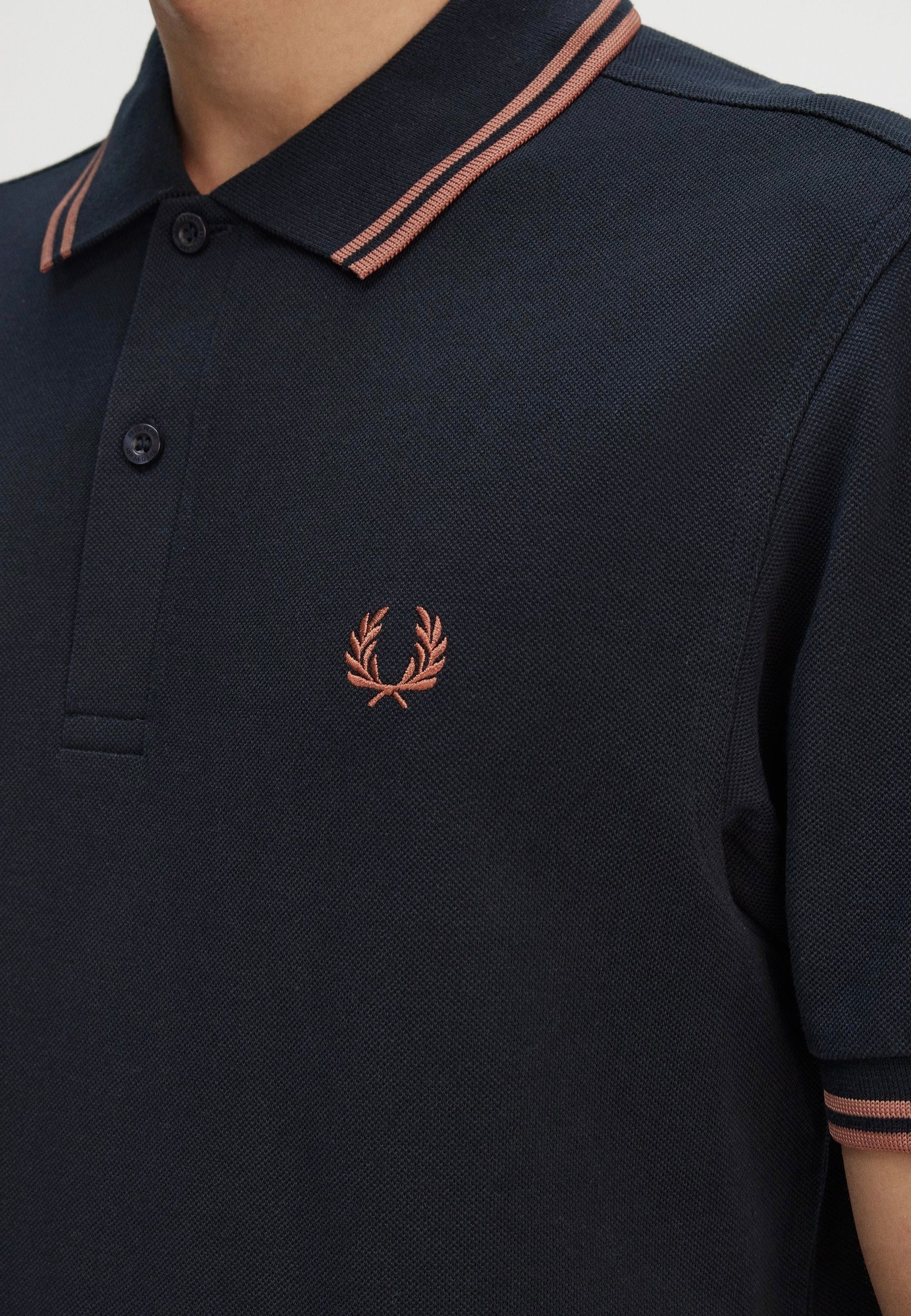 Fred Perry - Twin Tipped Navy/Cinnamon - Polo | Men-Image