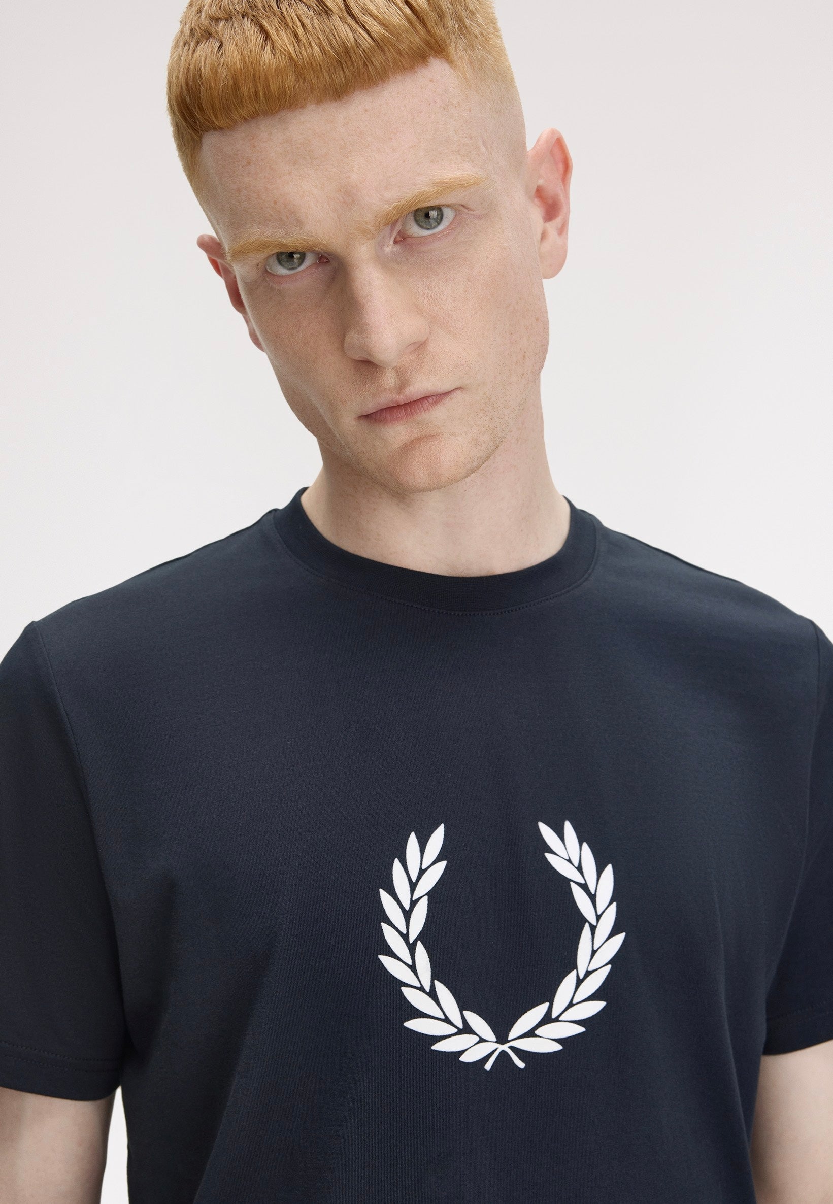 Fred Perry - Flocked Laurel Wreath Graphic Navy - T-Shirt | Men-Image