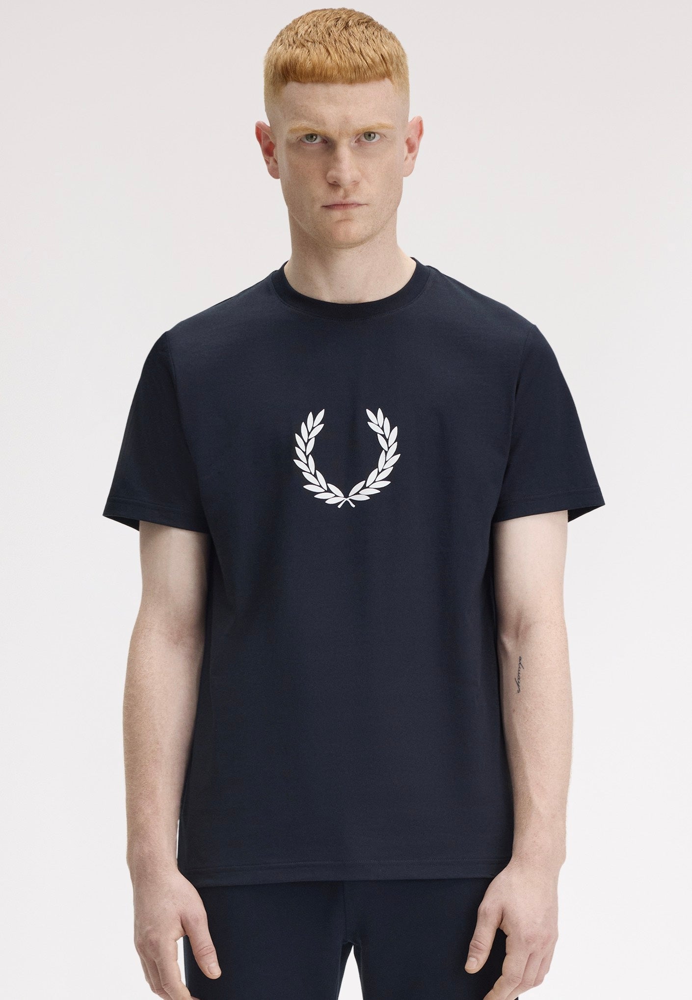 Fred Perry - Flocked Laurel Wreath Graphic Navy - T-Shirt | Men-Image
