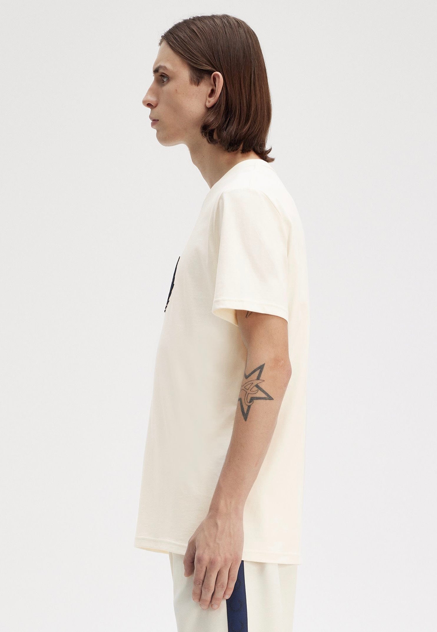 Fred Perry - Textured Laurel Wreath Ecru - T-Shirt | Men-Image