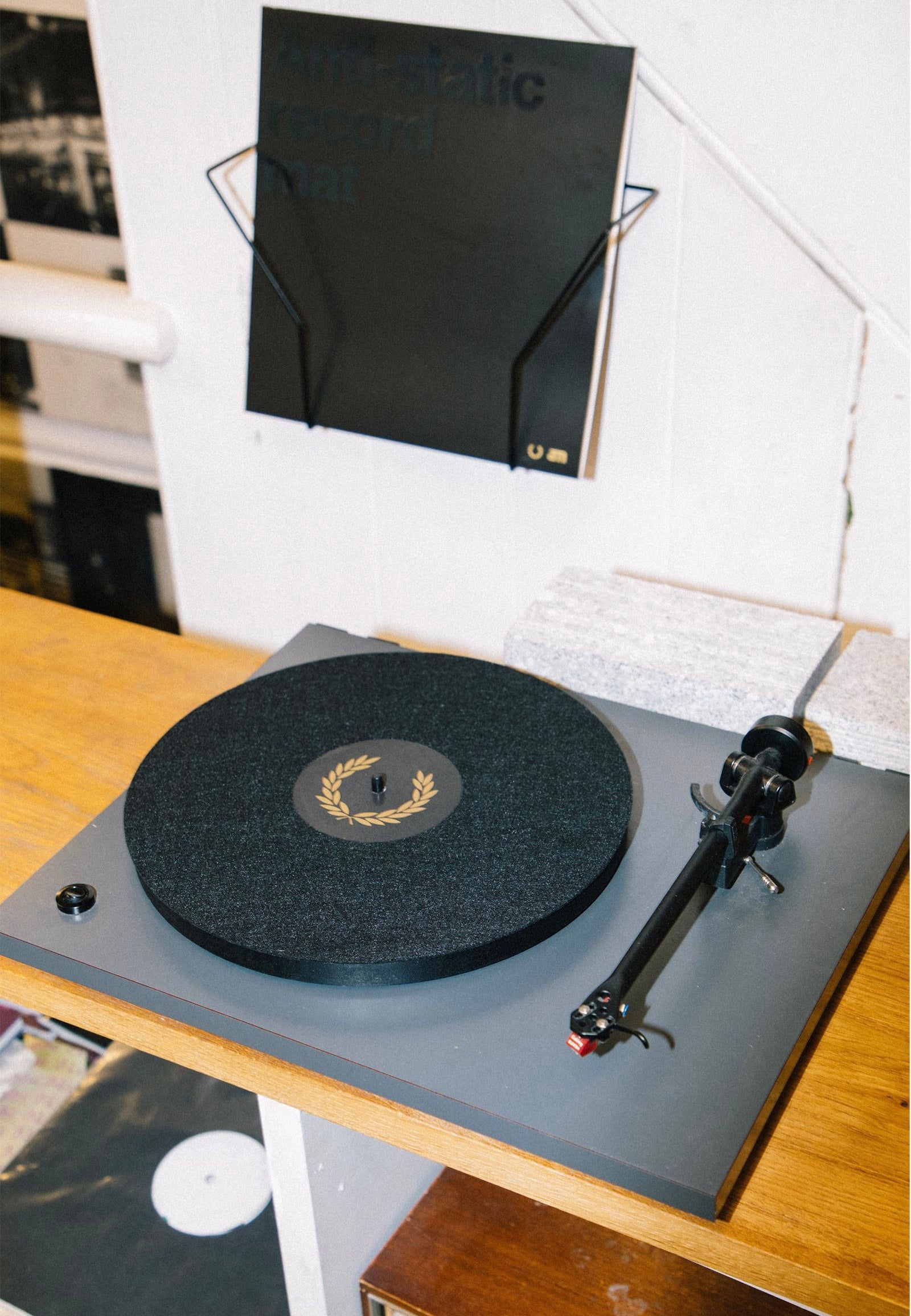 Fred Perry x AM - Anti Static Vinyl Black - Slipmat | Neutral-Image