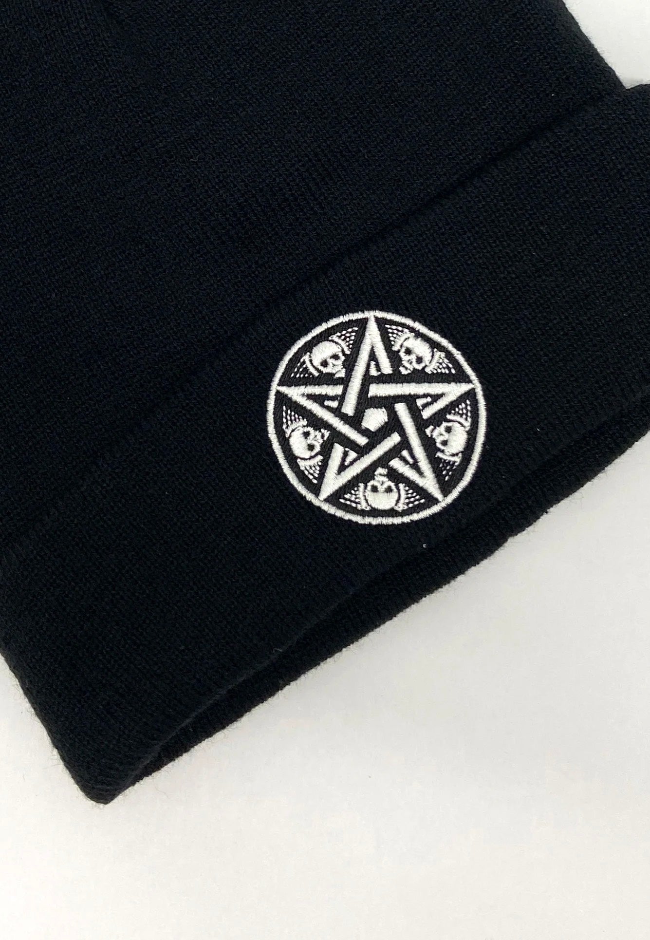 Pamela Mann - Skull Pentagram Black - Beanie | Neutral-Image