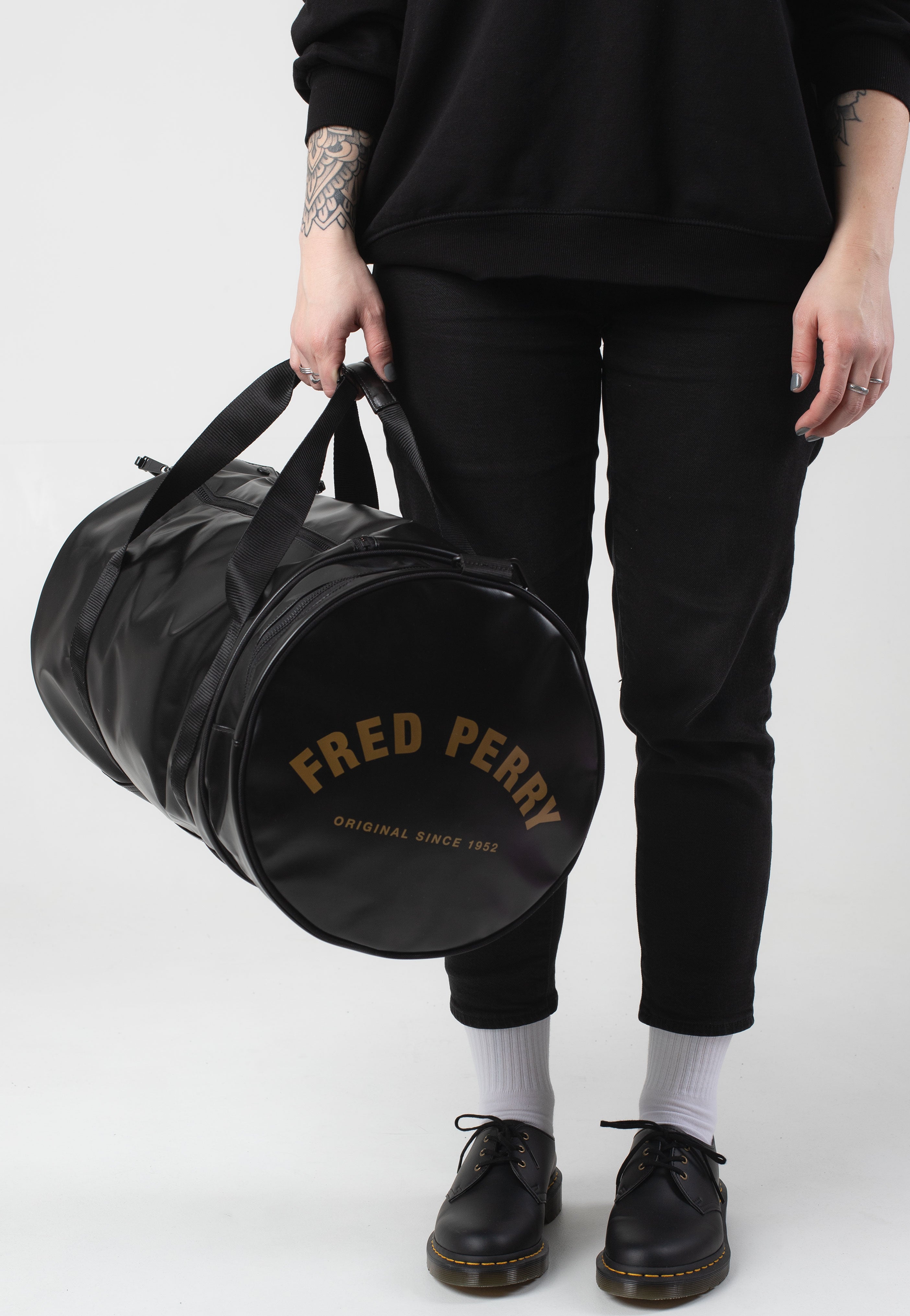 Fred Perry - Tonal Large Barrel Black/Gold - Dufflebag | Neutral-Image
