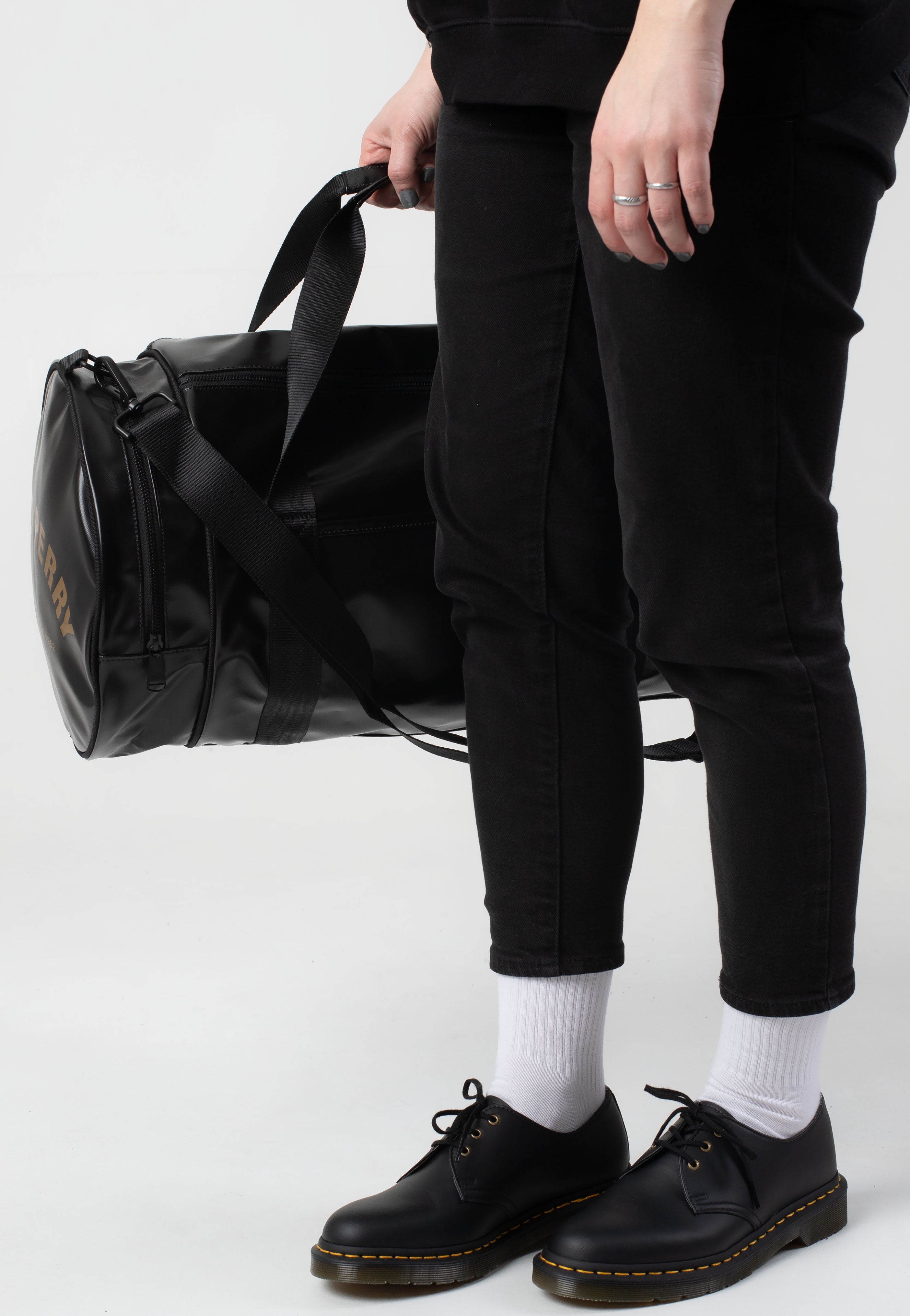 Fred Perry - Tonal Large Barrel Black/Gold - Dufflebag | Neutral-Image