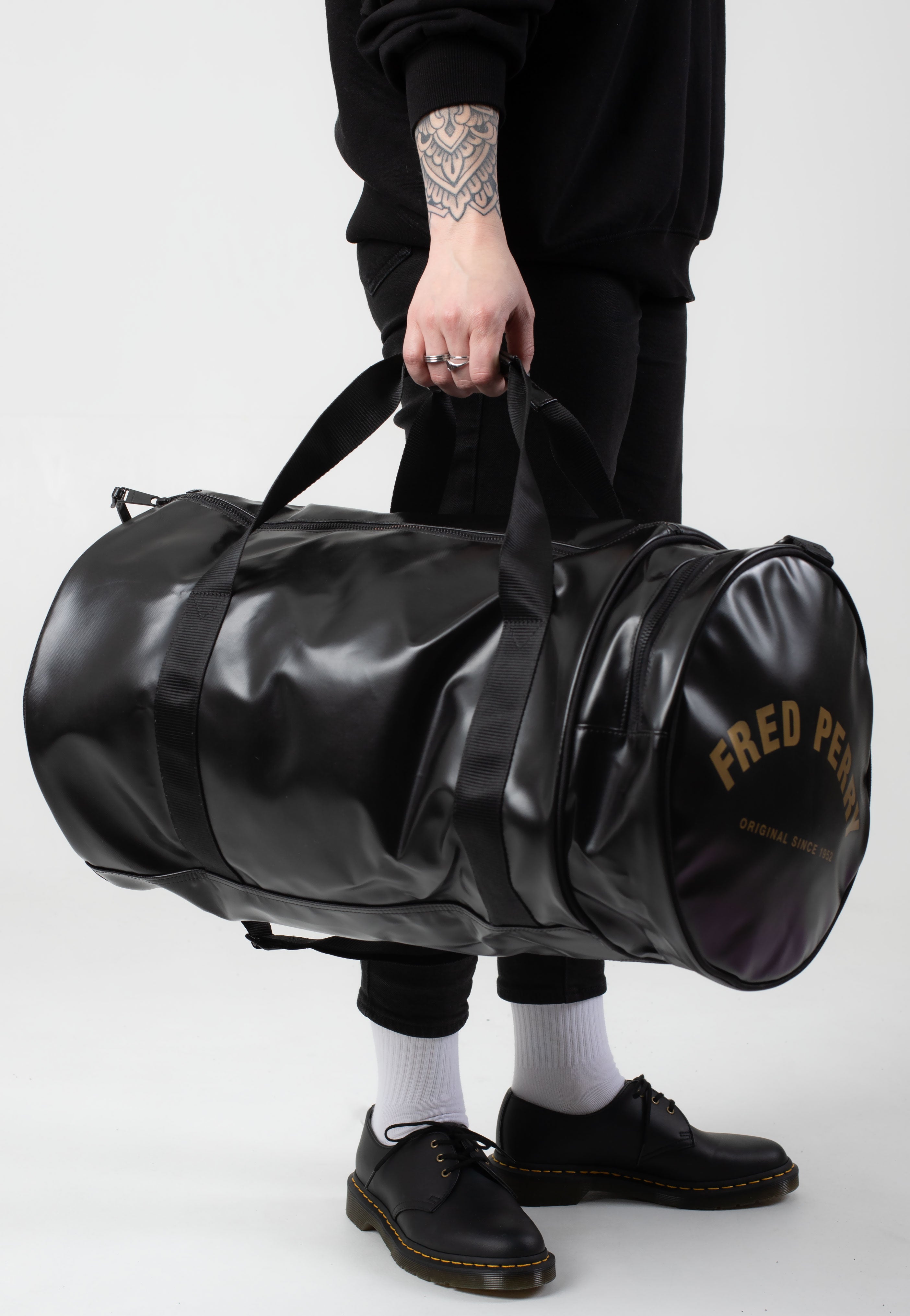 Fred Perry - Tonal Large Barrel Black/Gold - Dufflebag | Impericon
