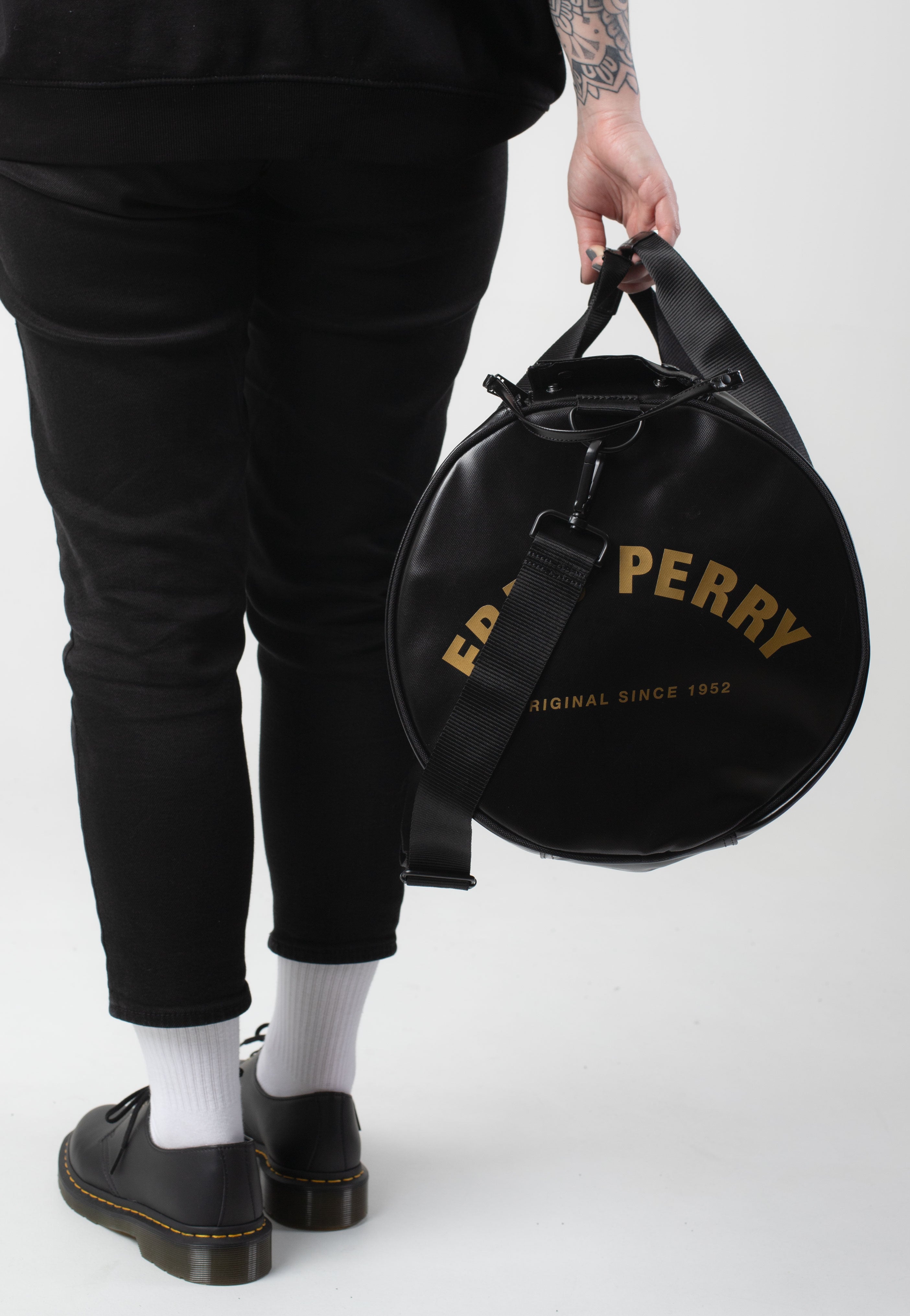 Fred Perry - Tonal Large Barrel Black/Gold - Dufflebag | Neutral-Image