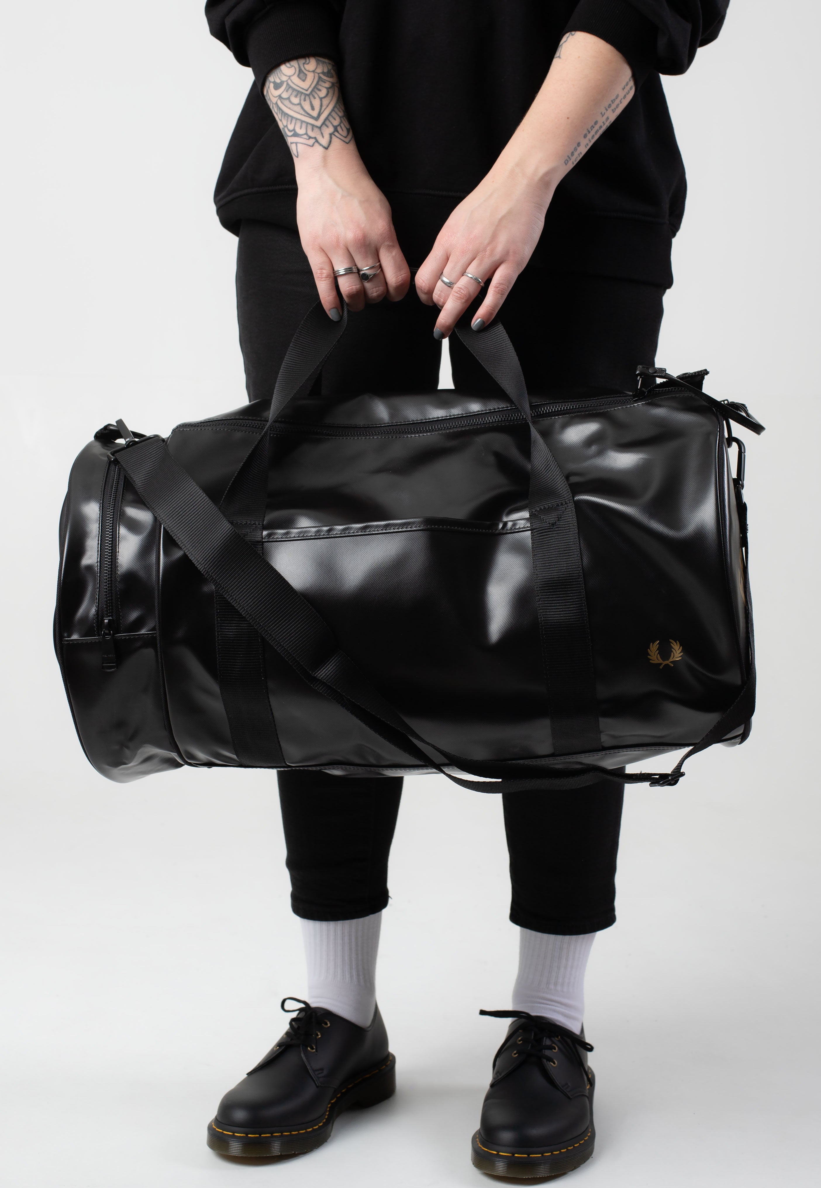 Fred Perry - Tonal Large Barrel Black/Gold - Dufflebag | Neutral-Image