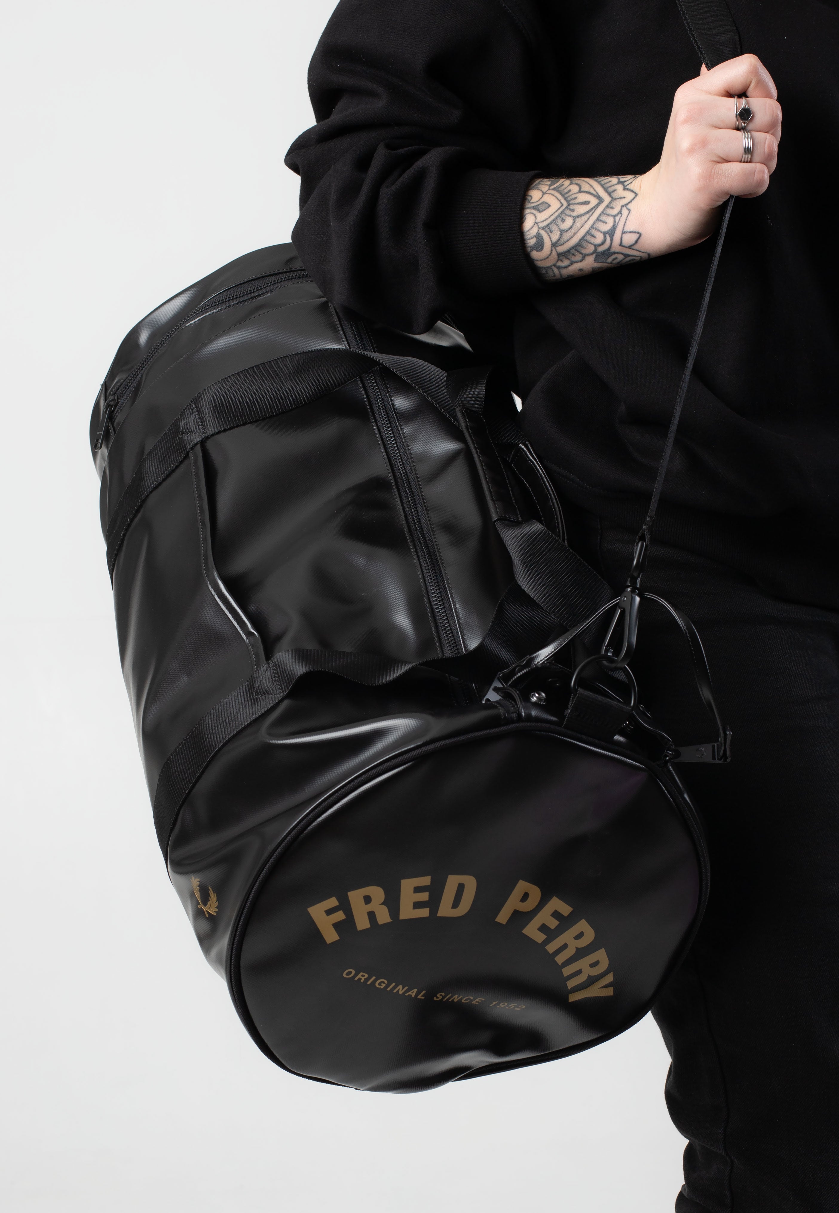 Fred Perry - Tonal Large Barrel Black/Gold - Dufflebag | Neutral-Image