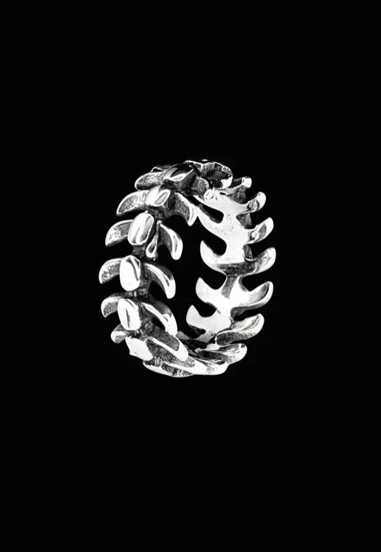 Fainz Stainless Spine Silver Ring | Neutral-Image