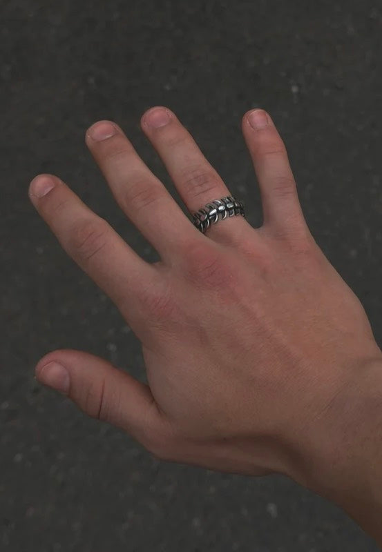 Fainz Stainless Spine Silver Ring | Neutral-Image