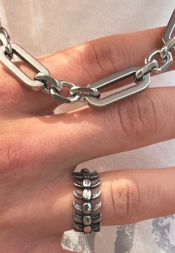 Fainz Stainless Spine Silver Ring | Neutral-Image