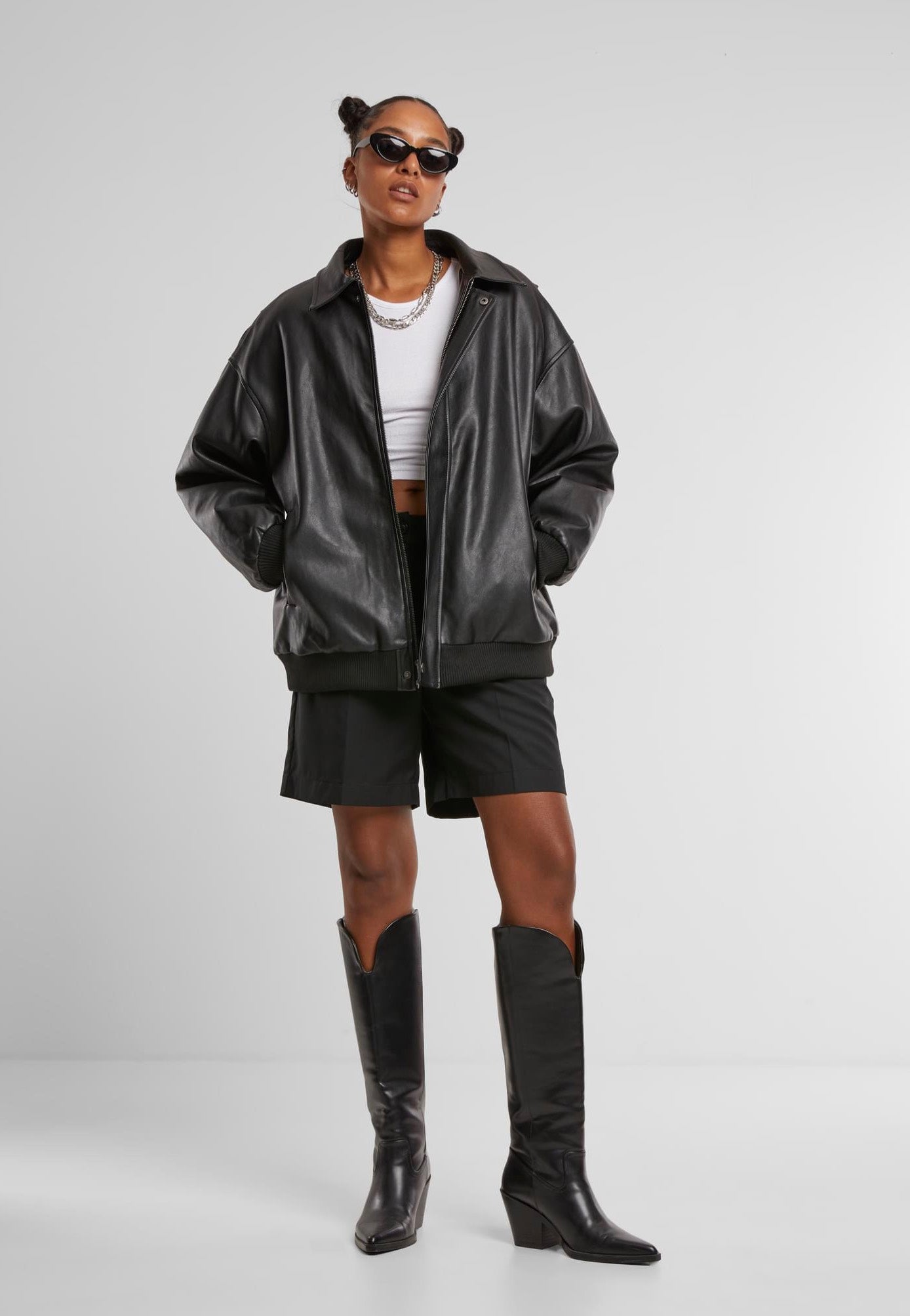 Urban Classics - Ladies Pleated Bermuda Black - Shorts | Women-Image